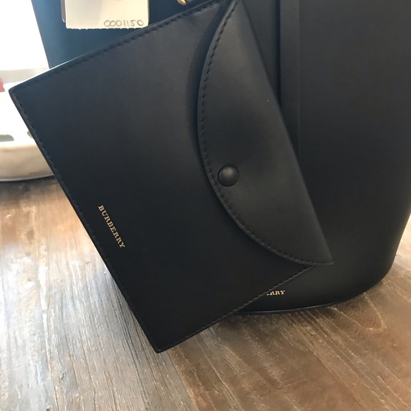Burberry large leather bucket bag - Picture 10 of 11